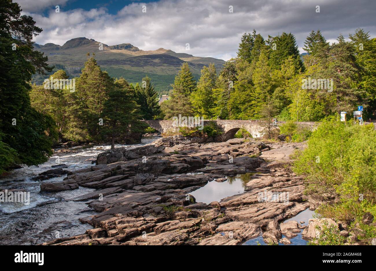 Il fiume Dochart cade sopra le cascate di Dochart sopra il villaggio di Killin nel Perthshire Highlands della Scozia. Foto Stock
