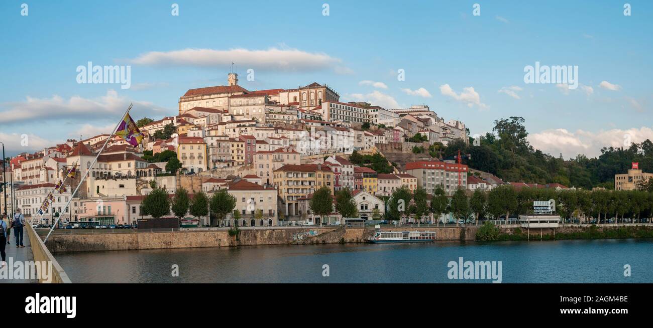 Università hill come si vede dalla Santa Clara ponte sopra il fiume Mondego, Coimbra, Portogallo Foto Stock