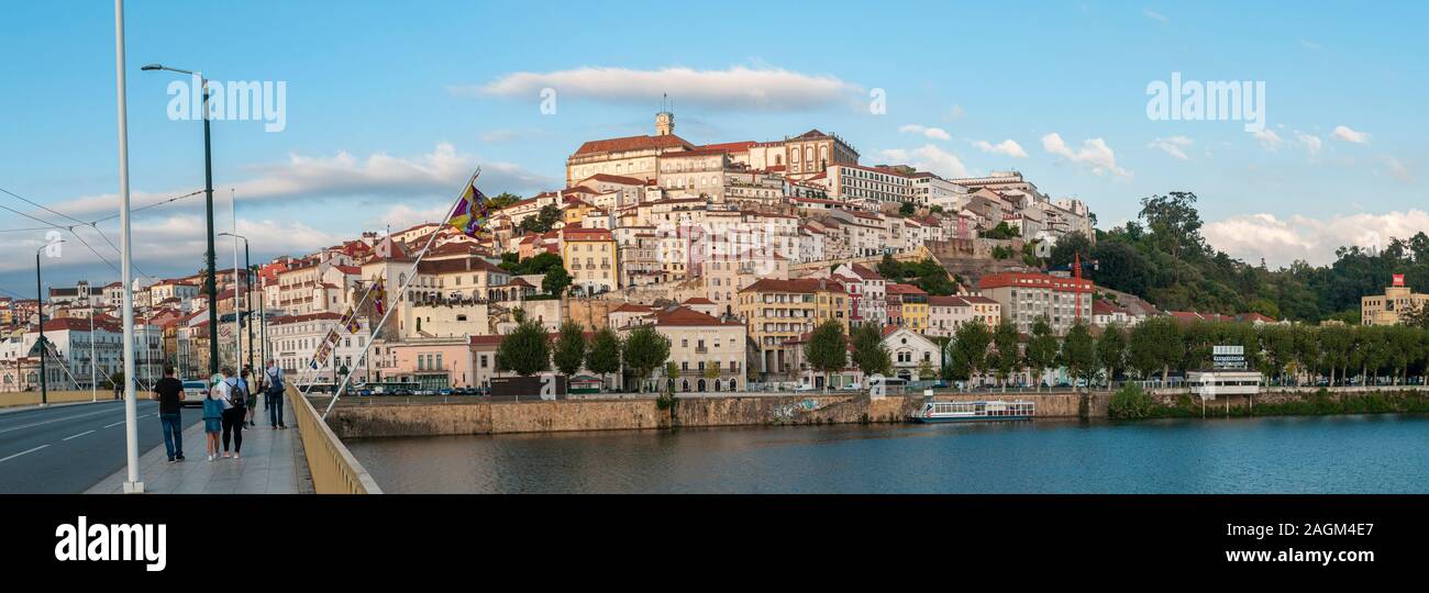 Università hill come si vede dalla Santa Clara ponte sopra il fiume Mondego, Coimbra, Portogallo Foto Stock