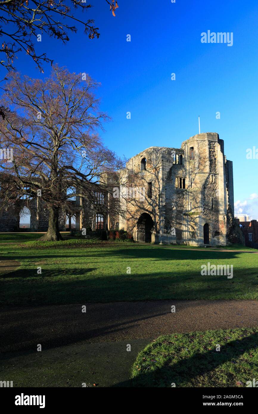 Vista del tramonto sulle rovine del castello di Newark, Newark on Trent, Nottinghamshire, Inghilterra, Regno Unito Foto Stock