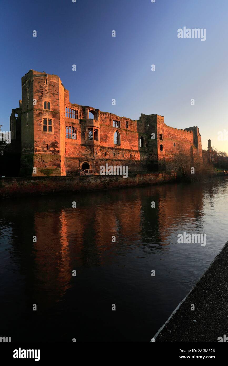 Vista del tramonto sulle rovine del castello di Newark, Newark on Trent, Nottinghamshire, Inghilterra, Regno Unito Foto Stock