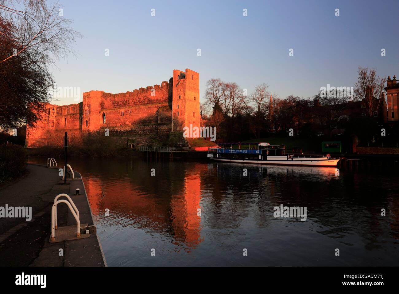 Vista del tramonto sulle rovine del castello di Newark, Newark on Trent, Nottinghamshire, Inghilterra, Regno Unito Foto Stock