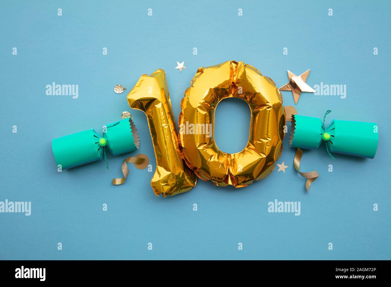 Natale alla rovescia. Numero Gold 10 Con festosa cracker di Natale decorazioni Foto Stock