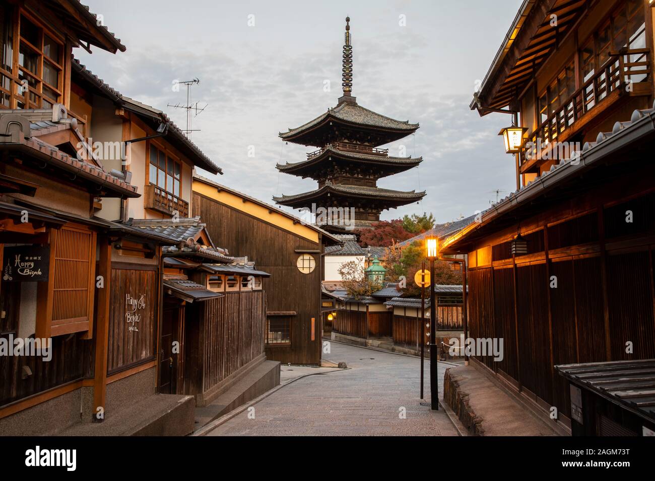 KYOTO, Giappone -17 novembre 2019:Ninezaka e Sannenzaka sono iconico strade di Kyoto foderato con tradizionali edifici giapponesi Foto Stock