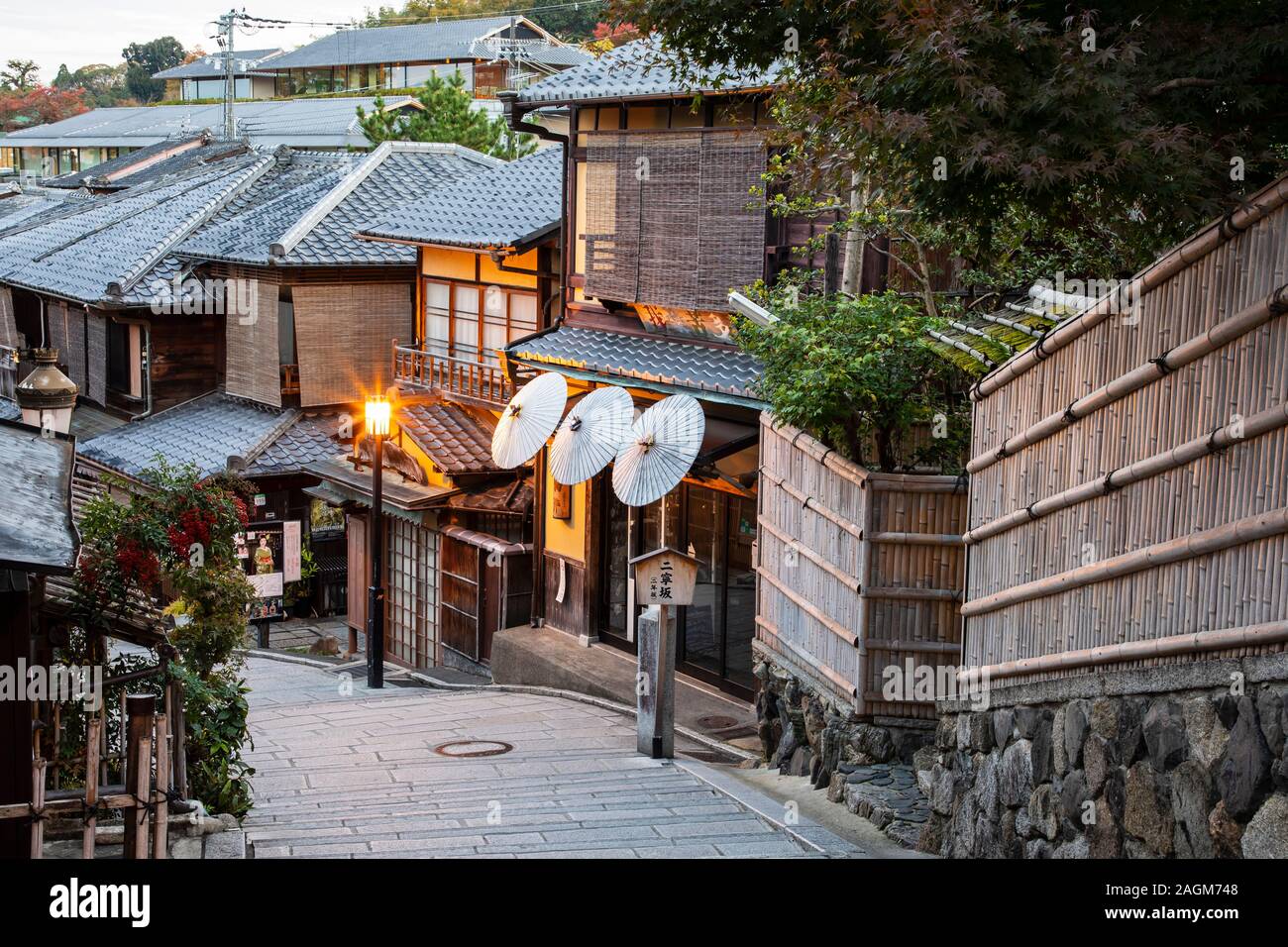 KYOTO, Giappone -17 novembre 2019:Ninezaka e Sannenzaka sono iconico strade di Kyoto foderato con tradizionali edifici giapponesi Foto Stock