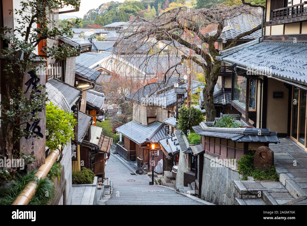 KYOTO, Giappone -17 novembre 2019:Ninezaka e Sannenzaka sono iconico strade di Kyoto foderato con tradizionali edifici giapponesi Foto Stock