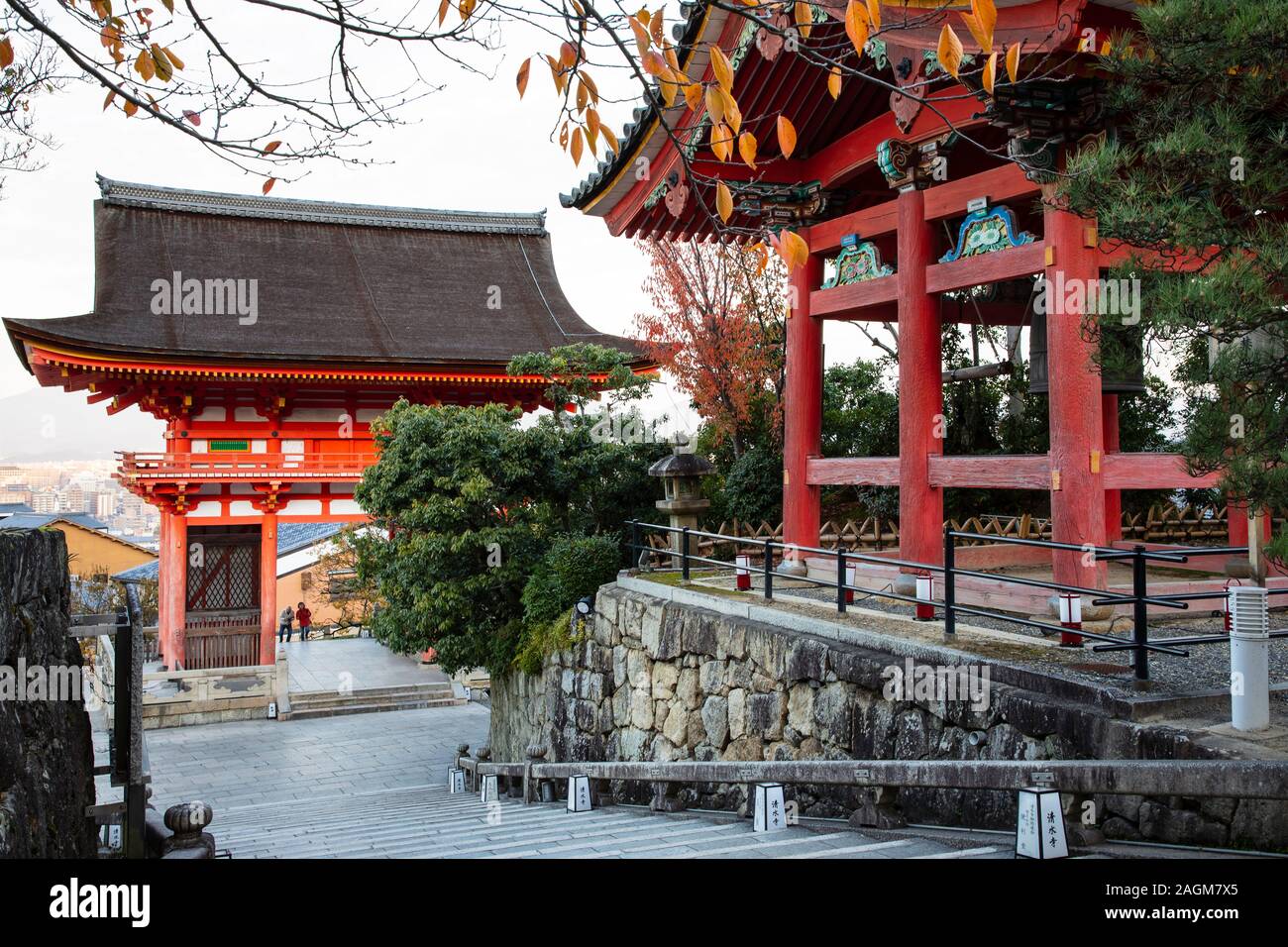 KYOTO, Giappone -18 novembre 2019: Kiyomizudera (letteralmente 'acqua pura tempio') è uno dei più celebri templi del Giappone. Foto Stock