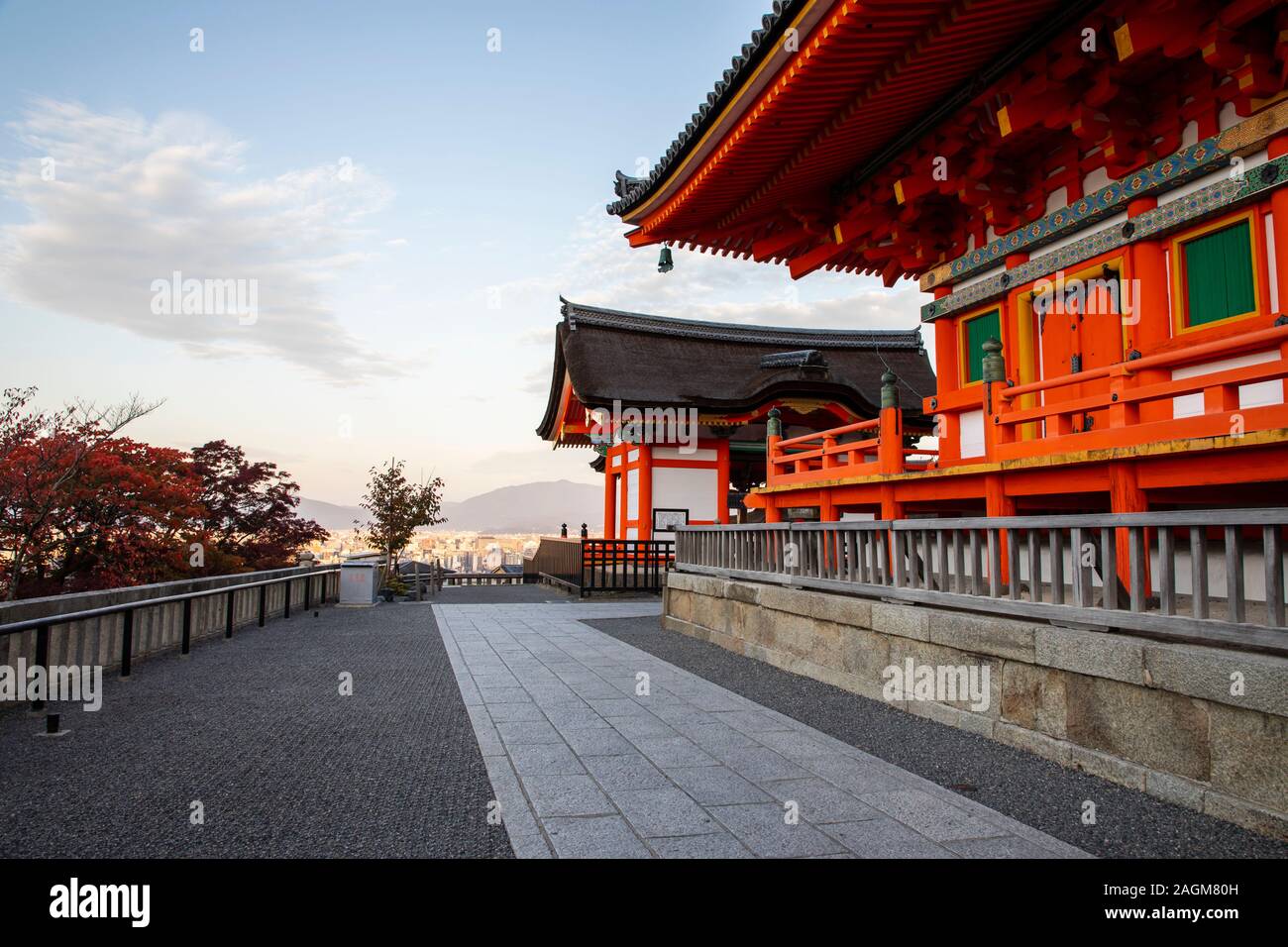 KYOTO, Giappone -18 novembre 2019: Kiyomizudera (letteralmente 'acqua pura tempio') è uno dei più celebri templi del Giappone. Foto Stock