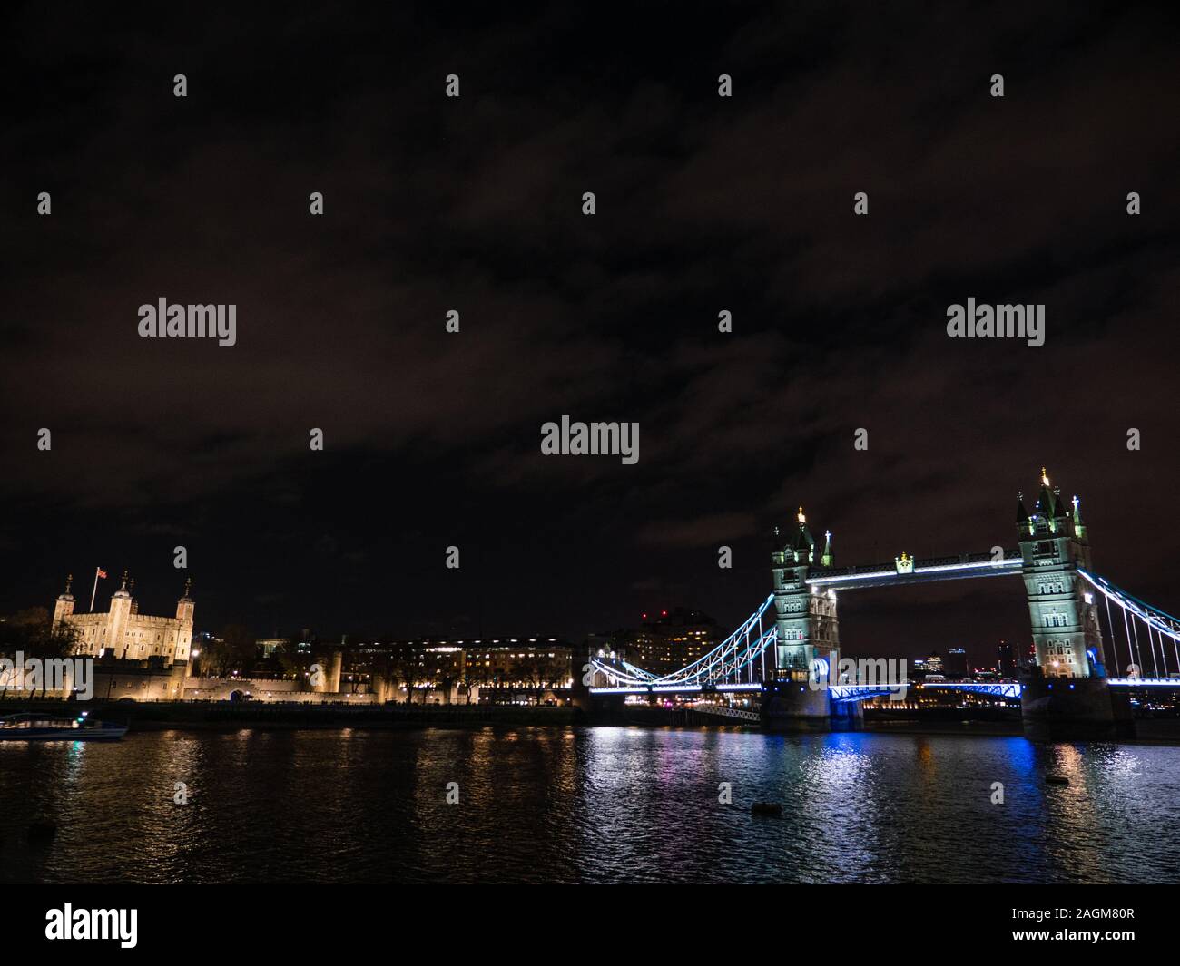 Tempo di notte Londra Paesaggio con fiume Tamigi, la Torre di Londra e London Bridge, England, Regno Unito, GB. Foto Stock