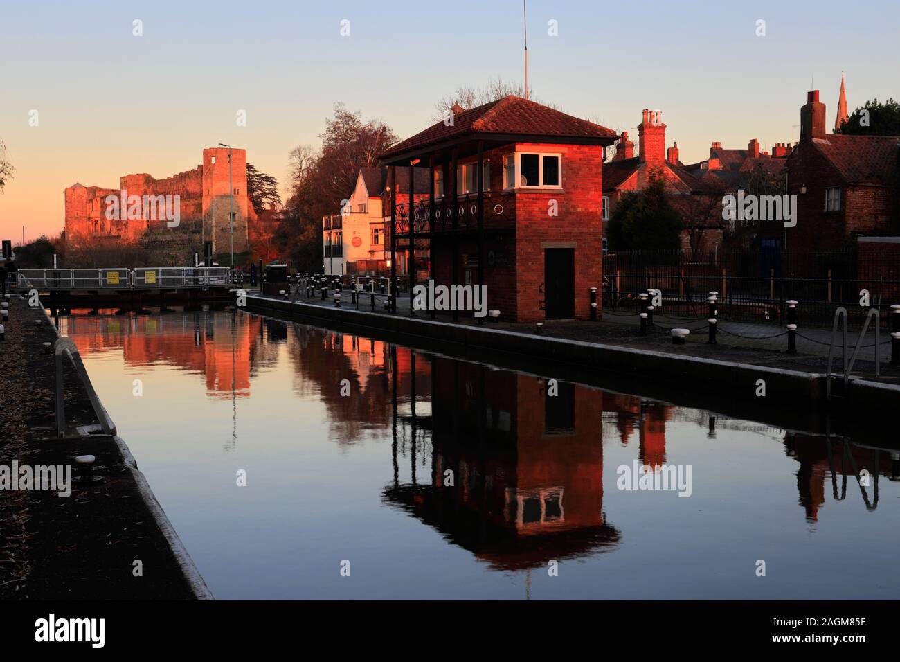 Vista del tramonto sulle rovine del castello di Newark, Newark on Trent, Nottinghamshire, Inghilterra, Regno Unito Foto Stock