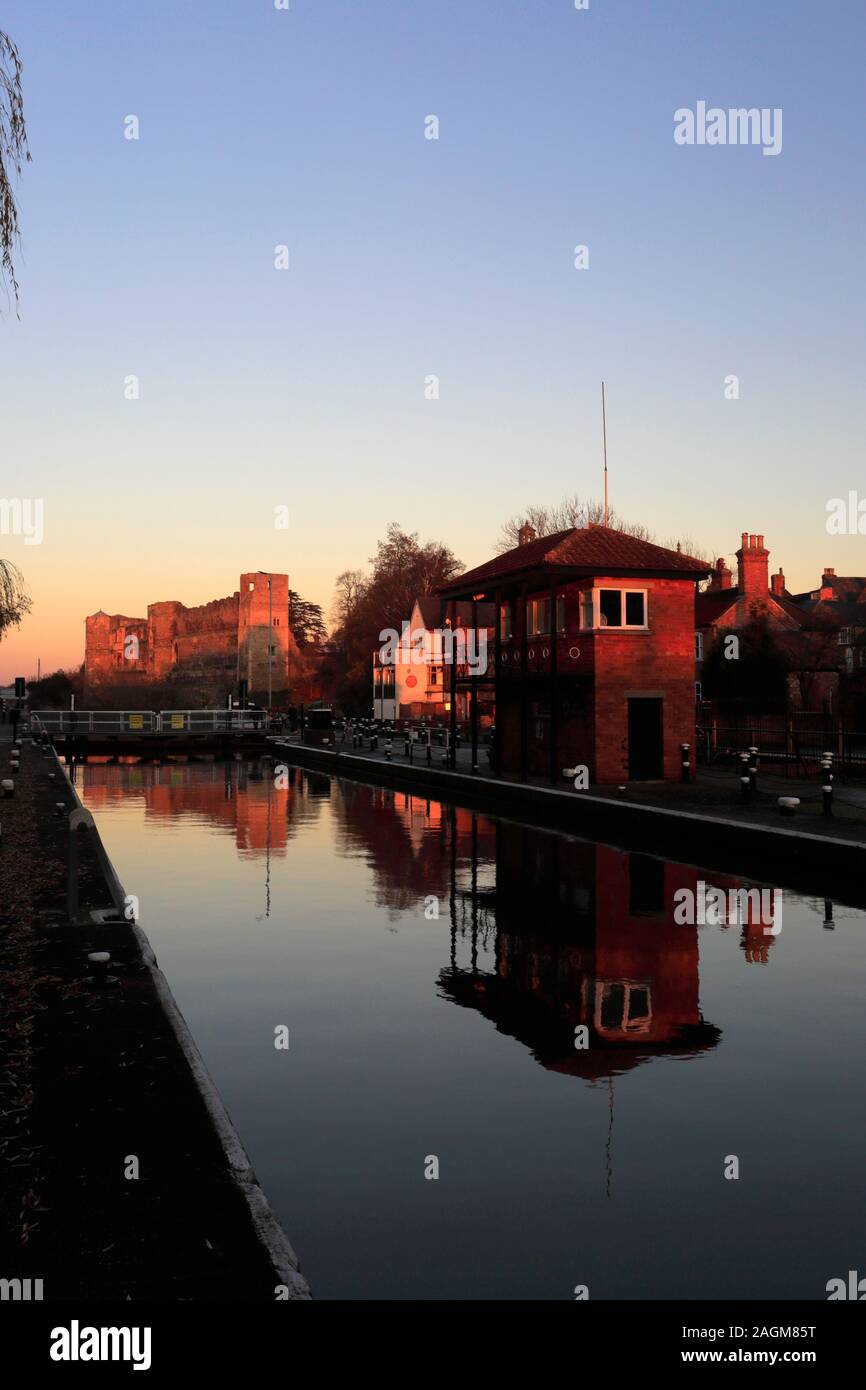 Vista del tramonto sulle rovine del castello di Newark, Newark on Trent, Nottinghamshire, Inghilterra, Regno Unito Foto Stock