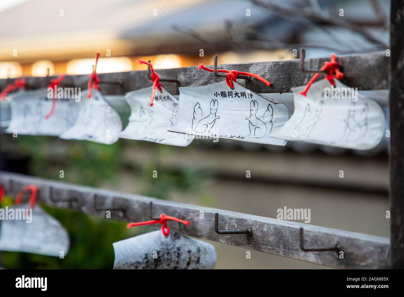 Le schede con preghiere e voluto nel santuario giapponese di Kyoto Foto Stock