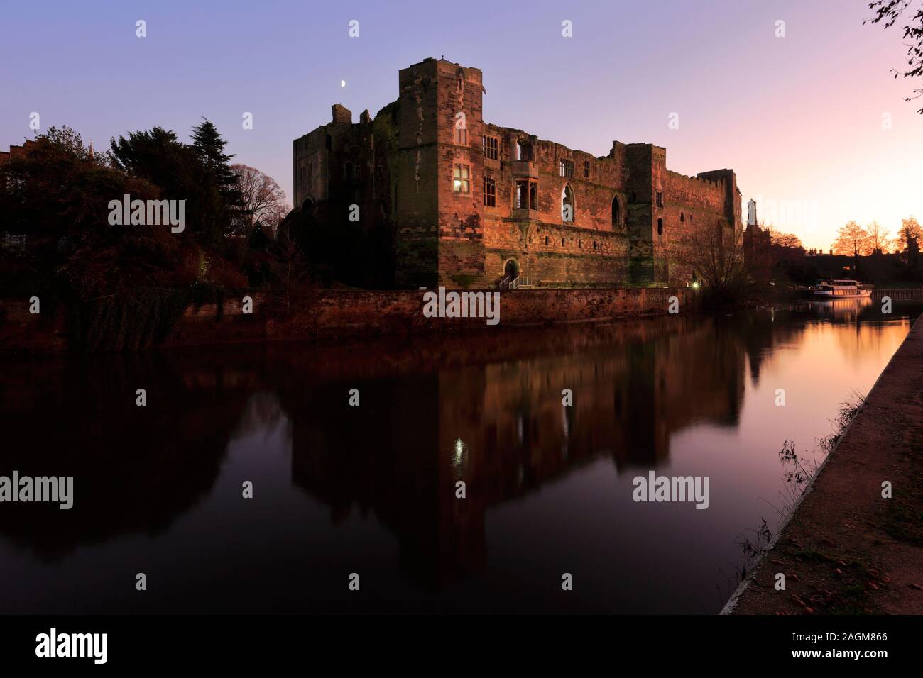 Vista del tramonto sulle rovine del castello di Newark, Newark on Trent, Nottinghamshire, Inghilterra, Regno Unito Foto Stock