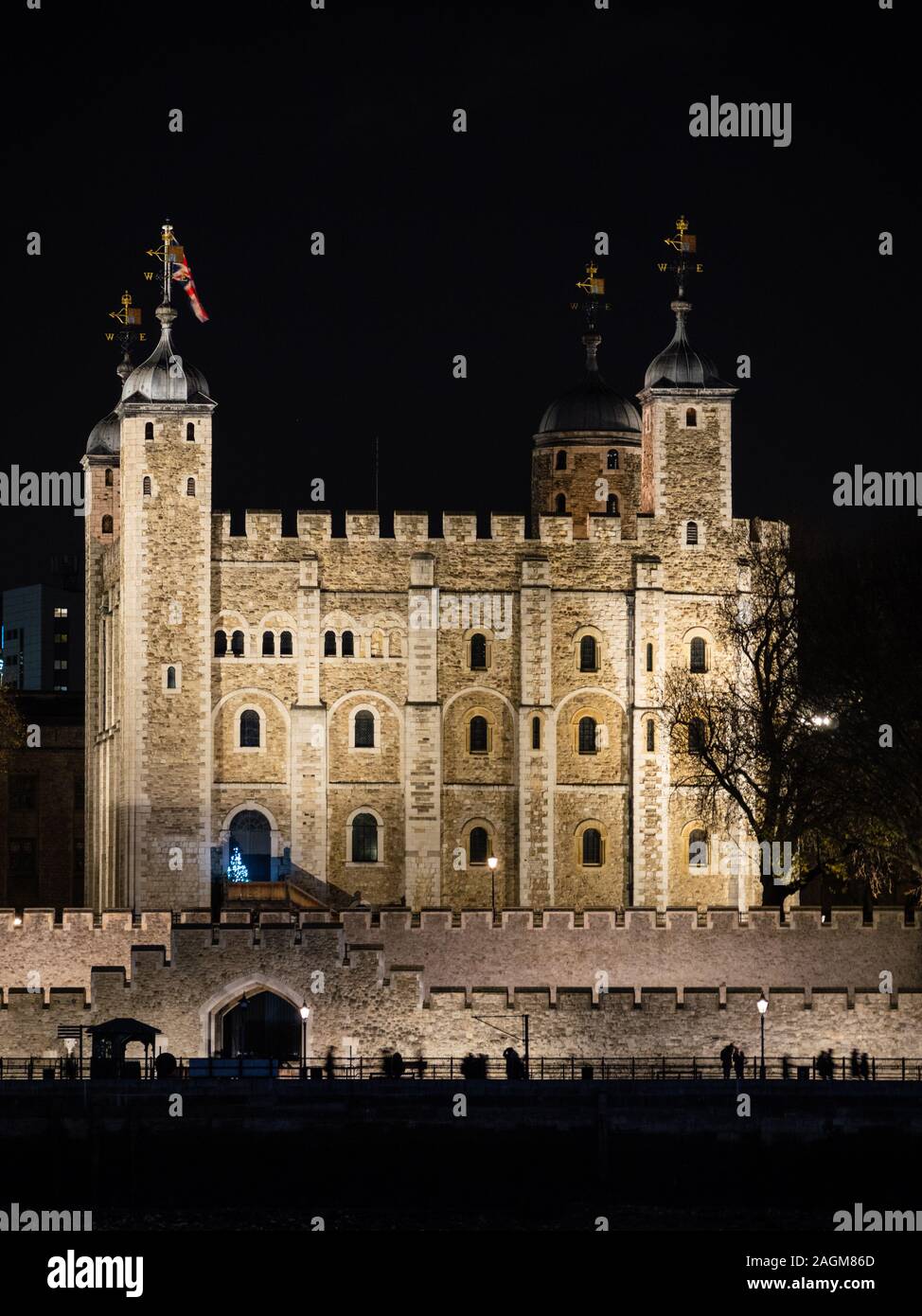 I turisti al di fuori della torre bianca, di notte, la Torre di Londra, il fiume Tamigi, City of London, England, Regno Unito, GB. Foto Stock