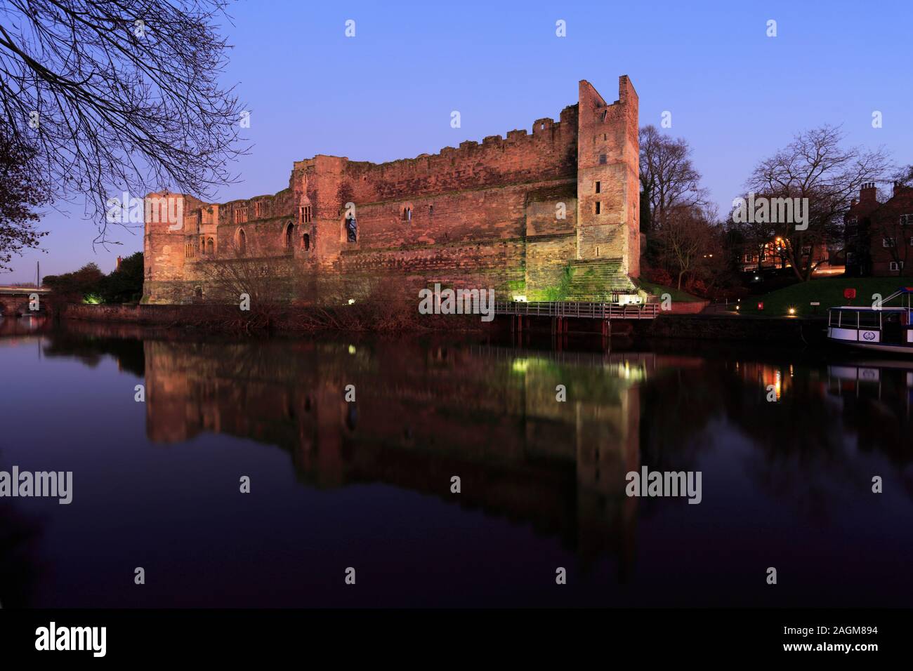 Vista del tramonto sulle rovine del castello di Newark, Newark on Trent, Nottinghamshire, Inghilterra, Regno Unito Foto Stock
