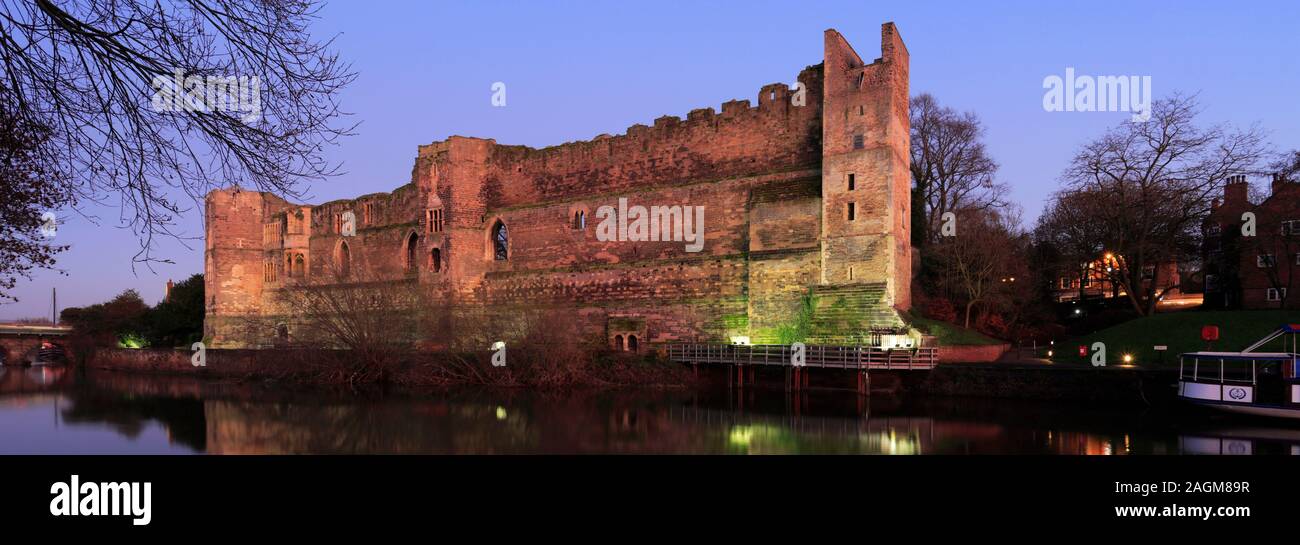 Vista del tramonto sulle rovine del castello di Newark, Newark on Trent, Nottinghamshire, Inghilterra, Regno Unito Foto Stock