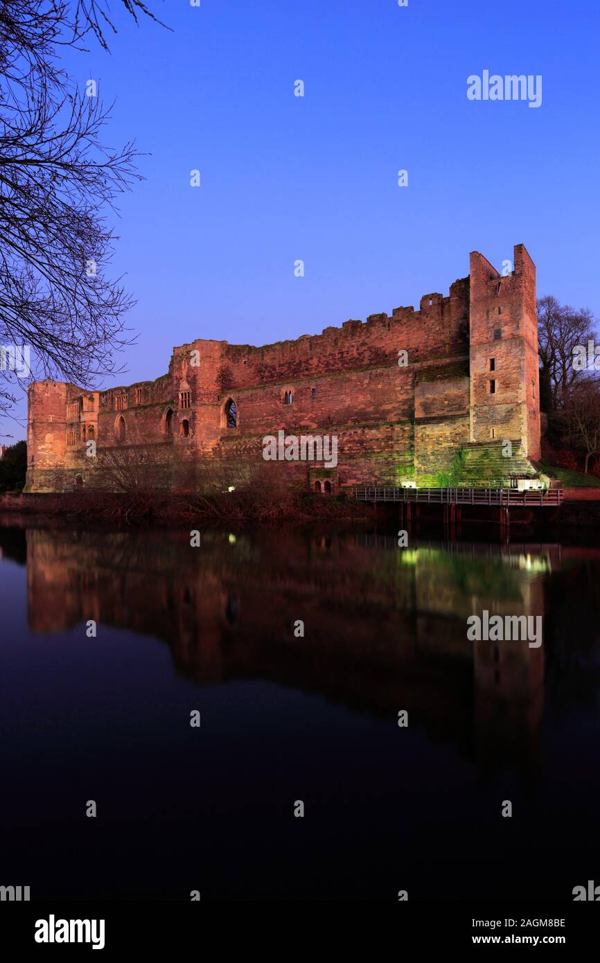 Vista del tramonto sulle rovine del castello di Newark, Newark on Trent, Nottinghamshire, Inghilterra, Regno Unito Foto Stock