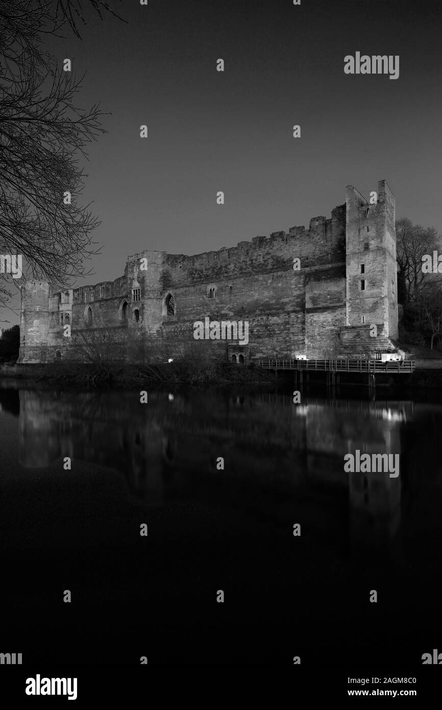 Vista del tramonto sulle rovine del castello di Newark, Newark on Trent, Nottinghamshire, Inghilterra, Regno Unito Foto Stock