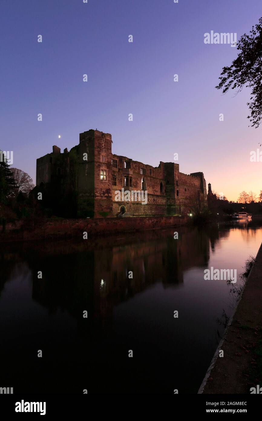 Vista del tramonto sulle rovine del castello di Newark, Newark on Trent, Nottinghamshire, Inghilterra, Regno Unito Foto Stock