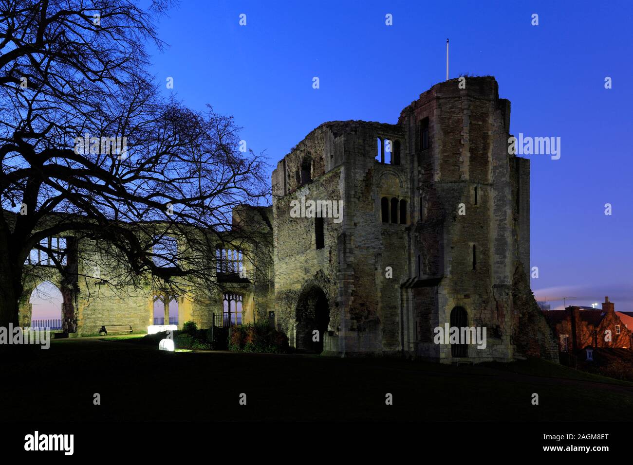 Vista del tramonto sulle rovine del castello di Newark, Newark on Trent, Nottinghamshire, Inghilterra, Regno Unito Foto Stock