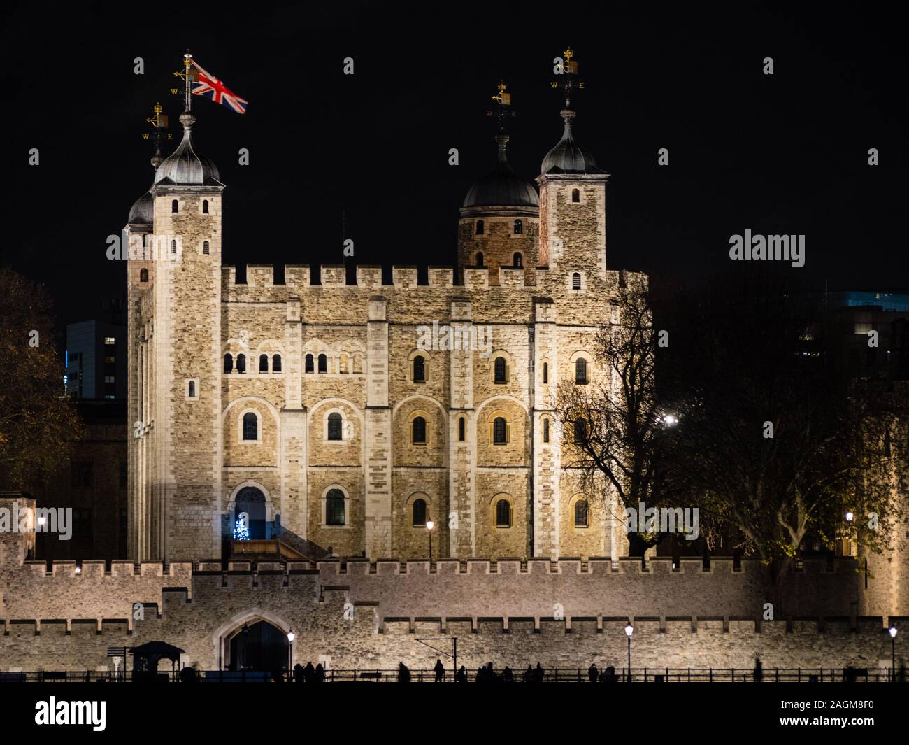 I turisti al di fuori della torre bianca, di notte, la Torre di Londra, il fiume Tamigi, City of London, England, Regno Unito, GB. Foto Stock