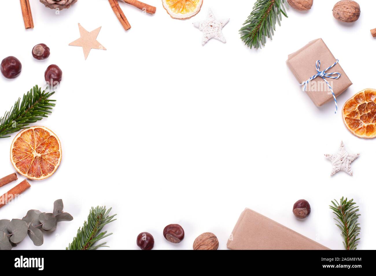 Rifiuti Zero Natale concetto laici piana. Ecologico e naturale di avvolgimento. Libera in plastica nuovo anno. Posto per il testo. Foto Stock