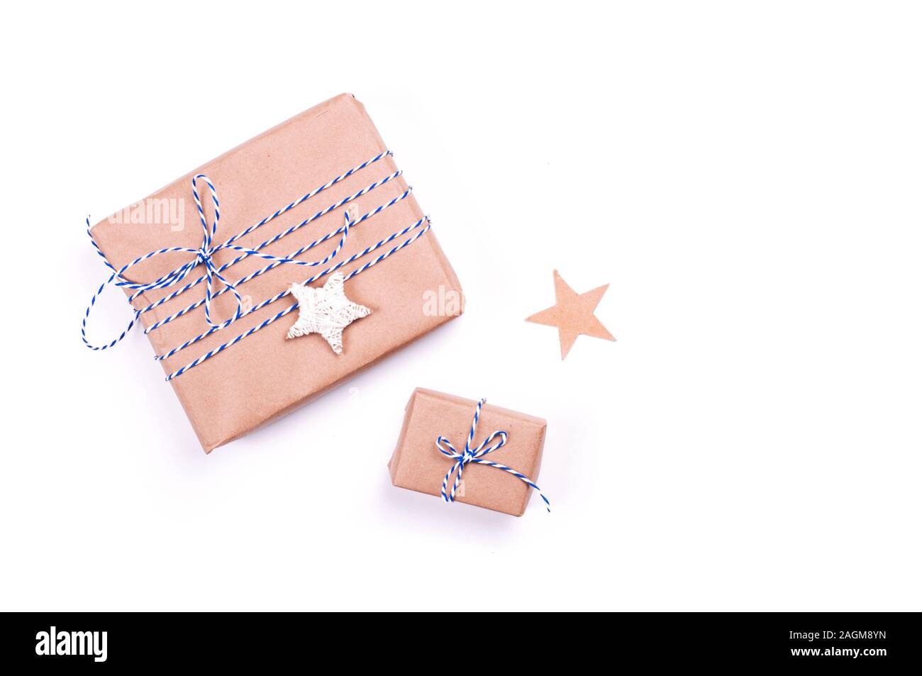 Rifiuti Zero Natale concetto laici piana. Ecologico e naturale di avvolgimento. Libera in plastica nuovo anno. Posto per il testo. Foto Stock