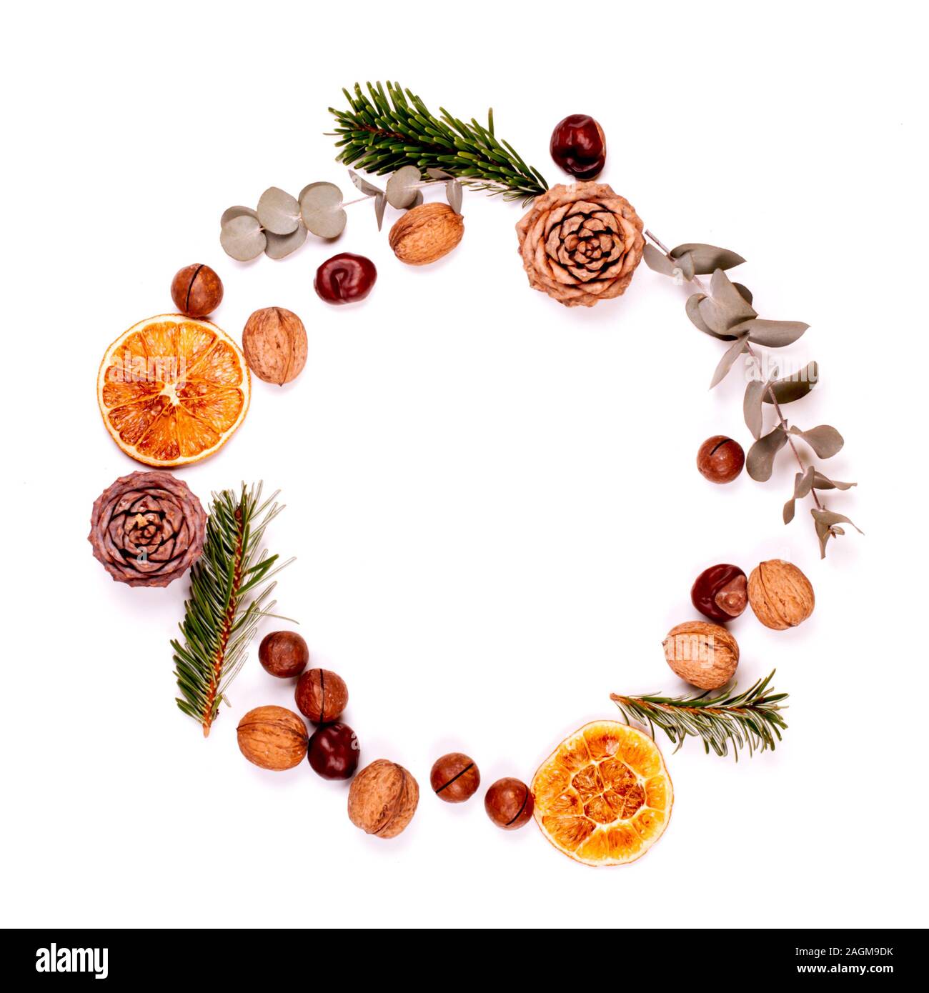 Rifiuti Zero decorazione di Natale curcle telaio. Dadi, pino, arance laici piana. Foto Stock