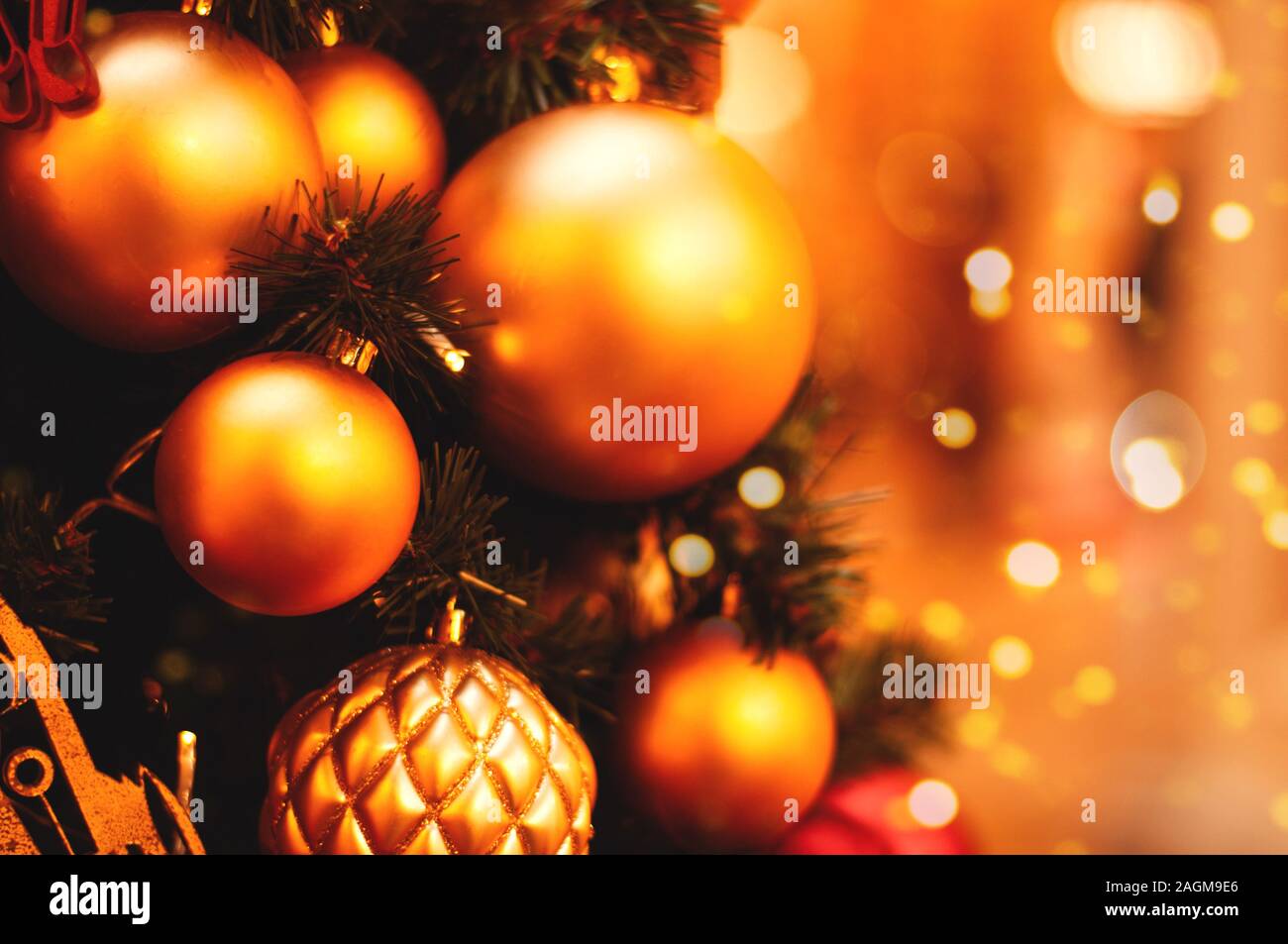 Bellissimo albero di Natale decorato con sfondo sfocato Foto Stock