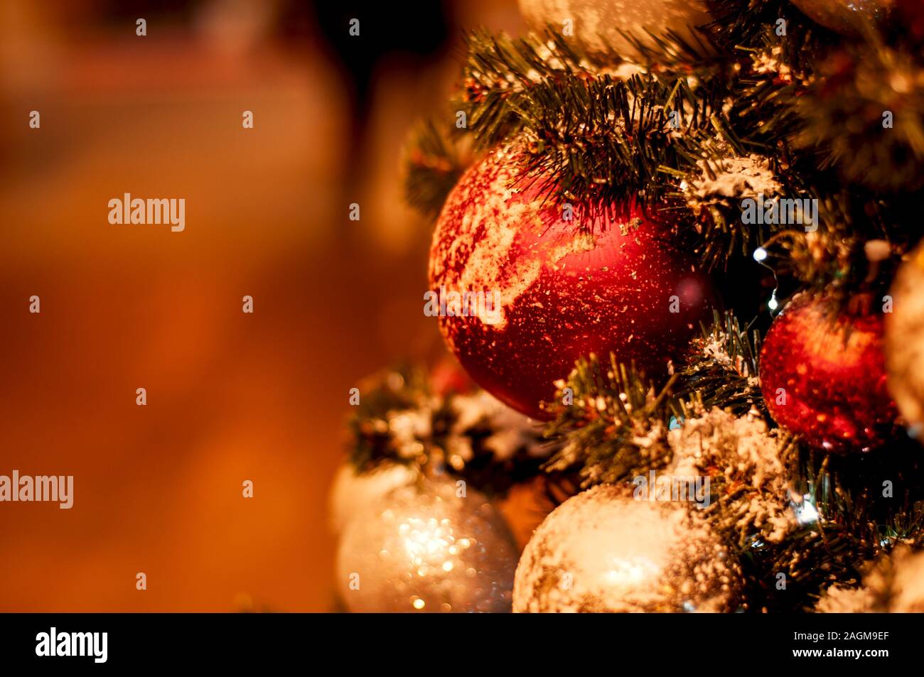 Bellissimo albero di Natale decorato con sfondo sfocato Foto Stock