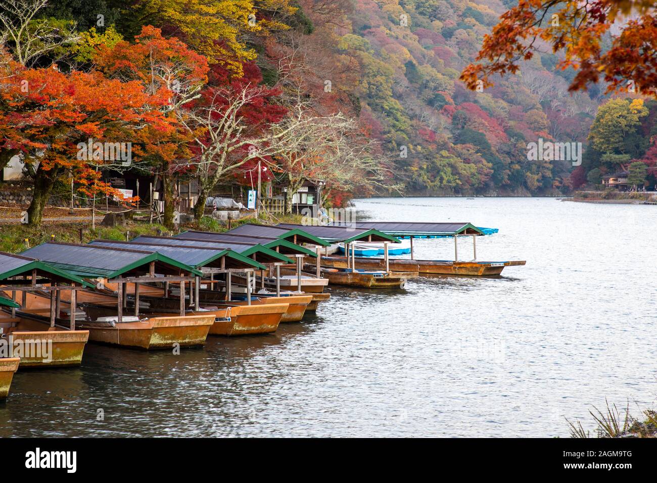 KYOTO, Giappone -23th Novembre 2019: Arashiyama è un'area in western Kyoto centrato attorno al fiume Katsura e sulle montagne circostanti Foto Stock