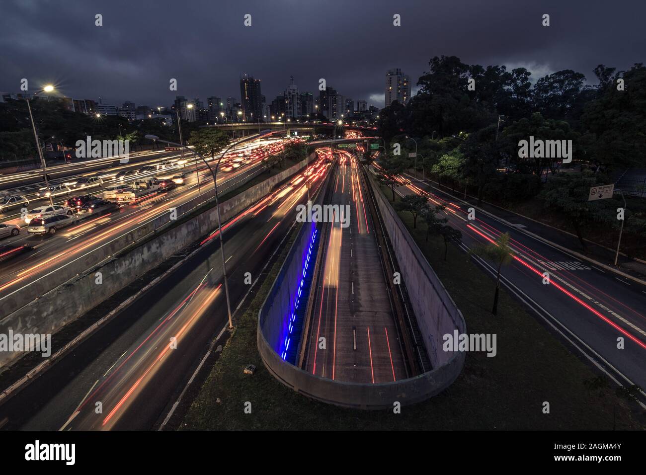 Luci auto di notte Foto Stock