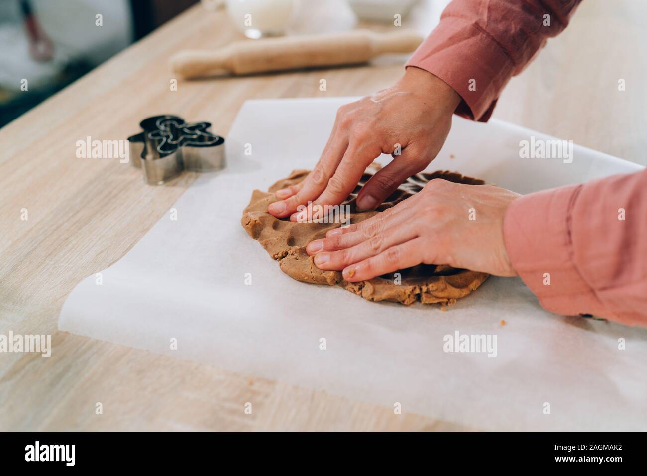 Giovane donna la preparazione di biscotti di Natale a casa. Fatti a mano biscotti allo zenzero. Foto Stock