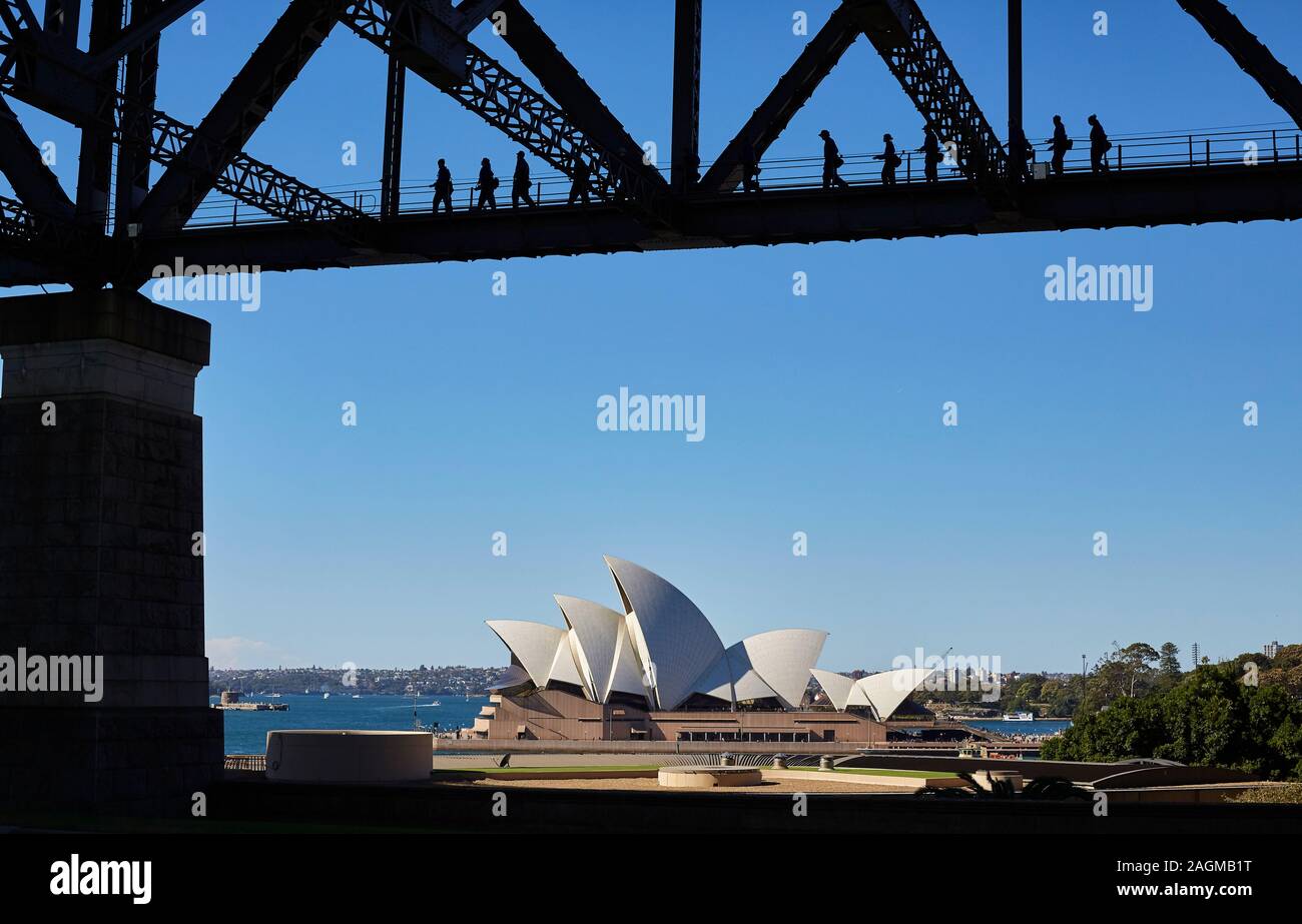 Sydney Opera House presi da Dawes Point Park con la gente che camminava sulla struttura inferiore del Ponte del Porto di Sydney, Sydney, NSW, Australia Foto Stock