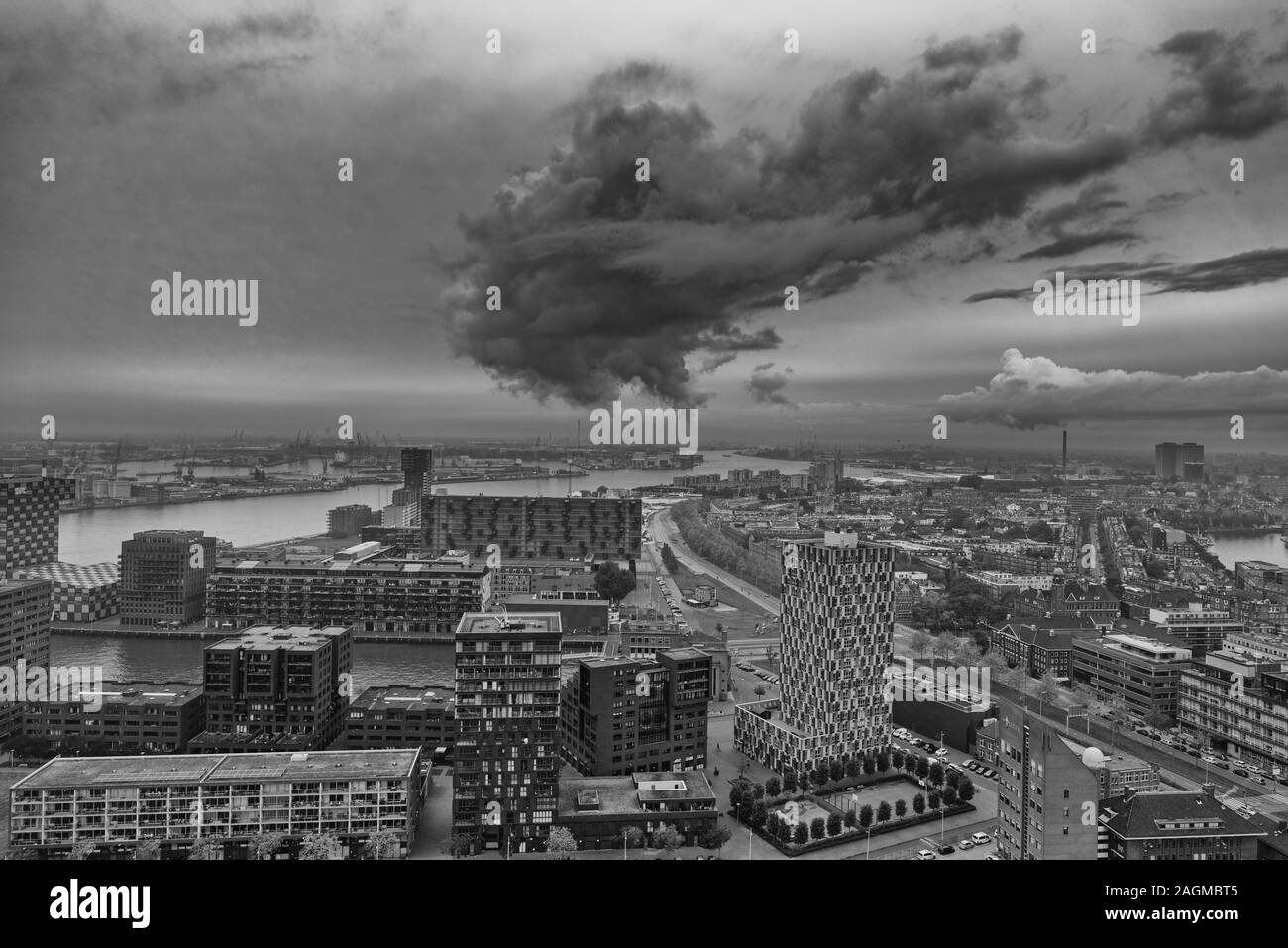 Scenario di nuvole scure che sovrasta la città di Rotterdam, NL Foto Stock