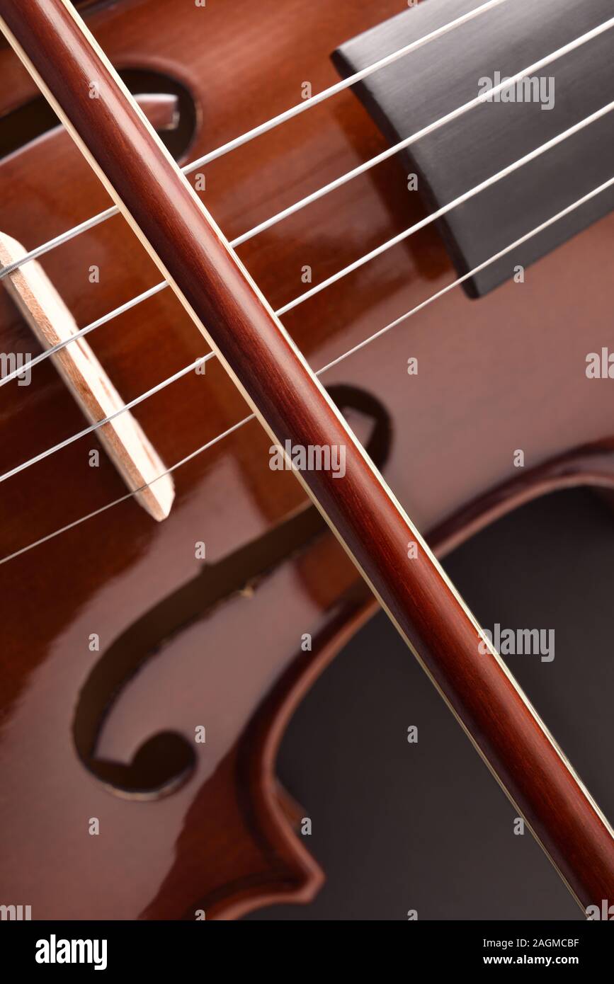Corpo di un violino con nero gradiente dello sfondo isolato. Composizione verticale. Foto Stock