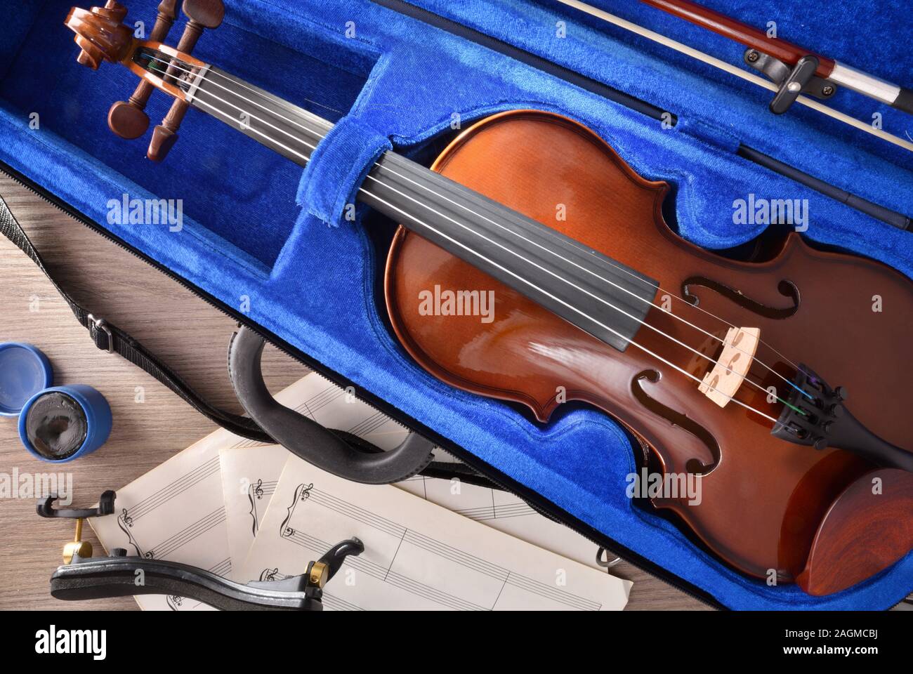 Studente di violino e di apparecchiature su un tavolo di legno. Vista dall'alto. Composizione orizzontale. Foto Stock