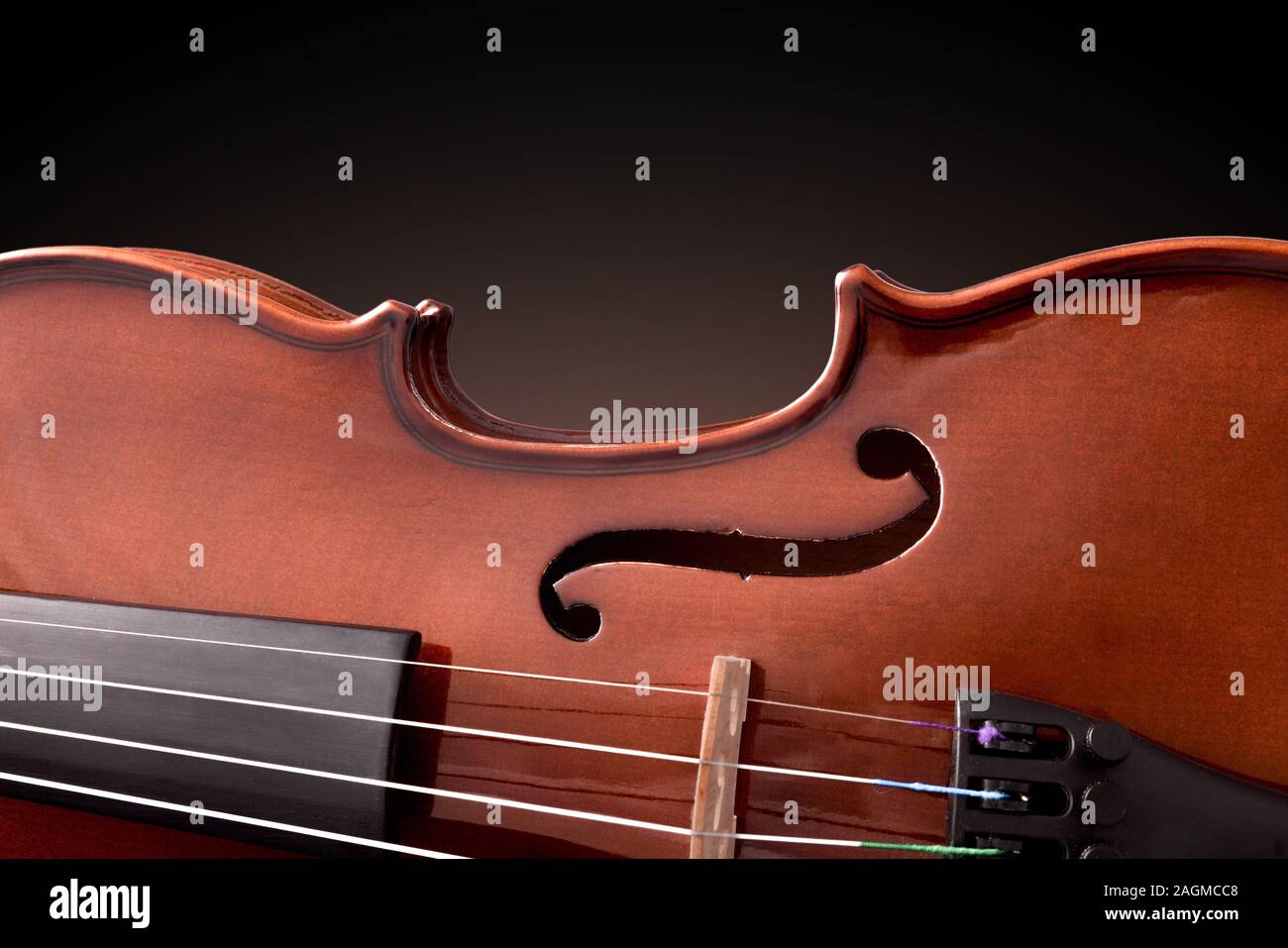Corpo di un violino con nero gradiente dello sfondo isolato. Composizione orizzontale. Foto Stock