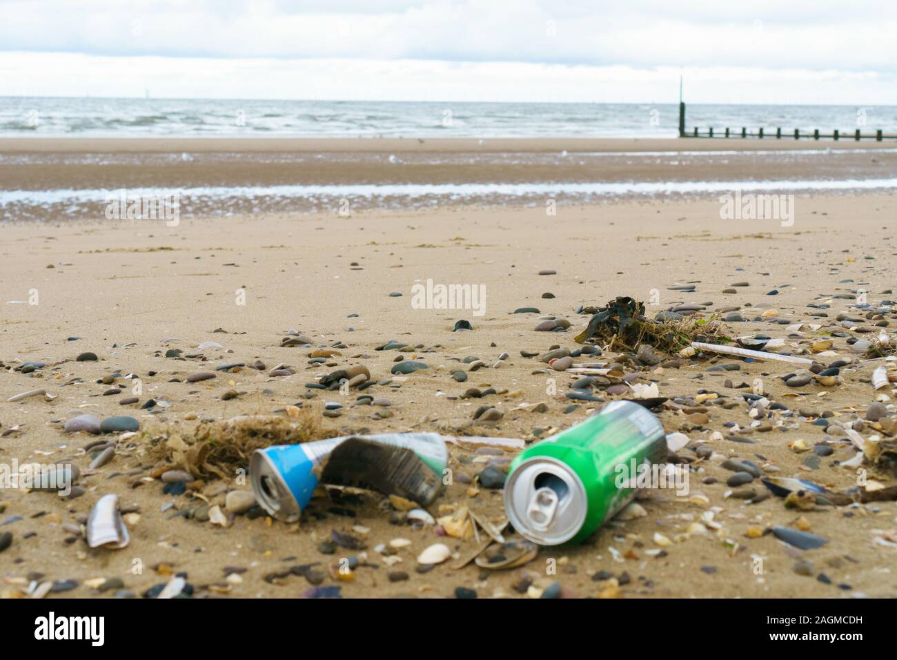 Rifiuti sinistra giacente su una spiaggia Foto Stock