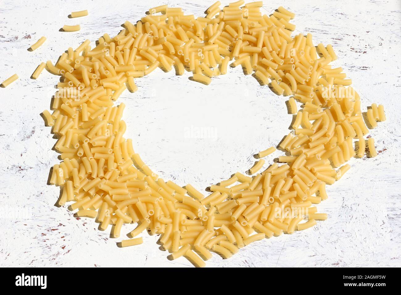 Asciugare maccheroni di pasta a forma di cuore su una superficie bianca Foto Stock