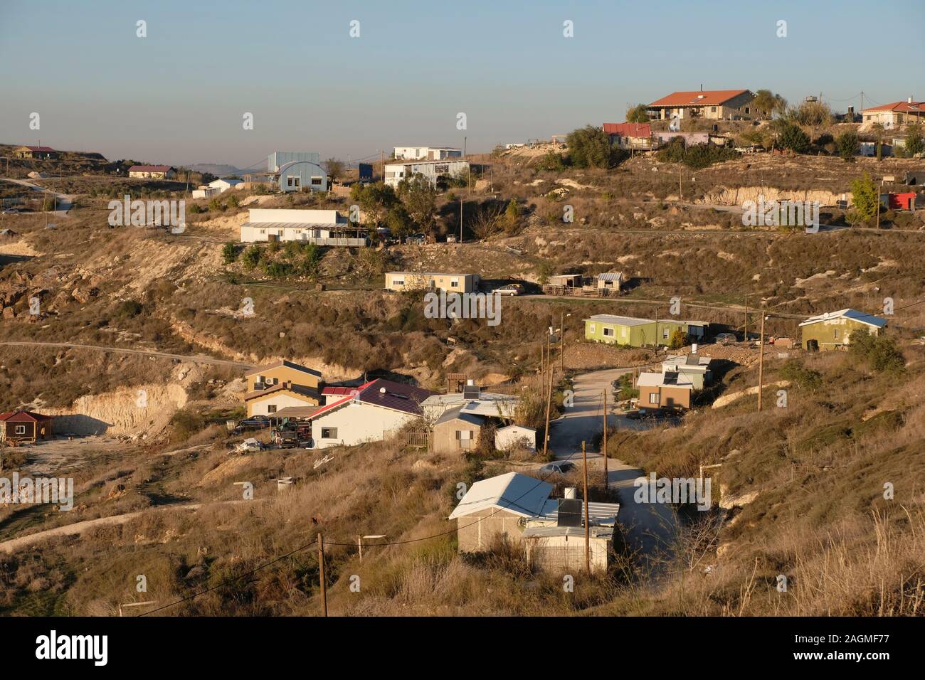 Vista di Havat Gilad uno di circa 90 decantatore avamposti in Cisgiordania costruito senza ottenere l autorizzazione ufficiale da parte del governo israeliano in Giudea e Samaria area amministrativa della West Bank Israele. Foto Stock