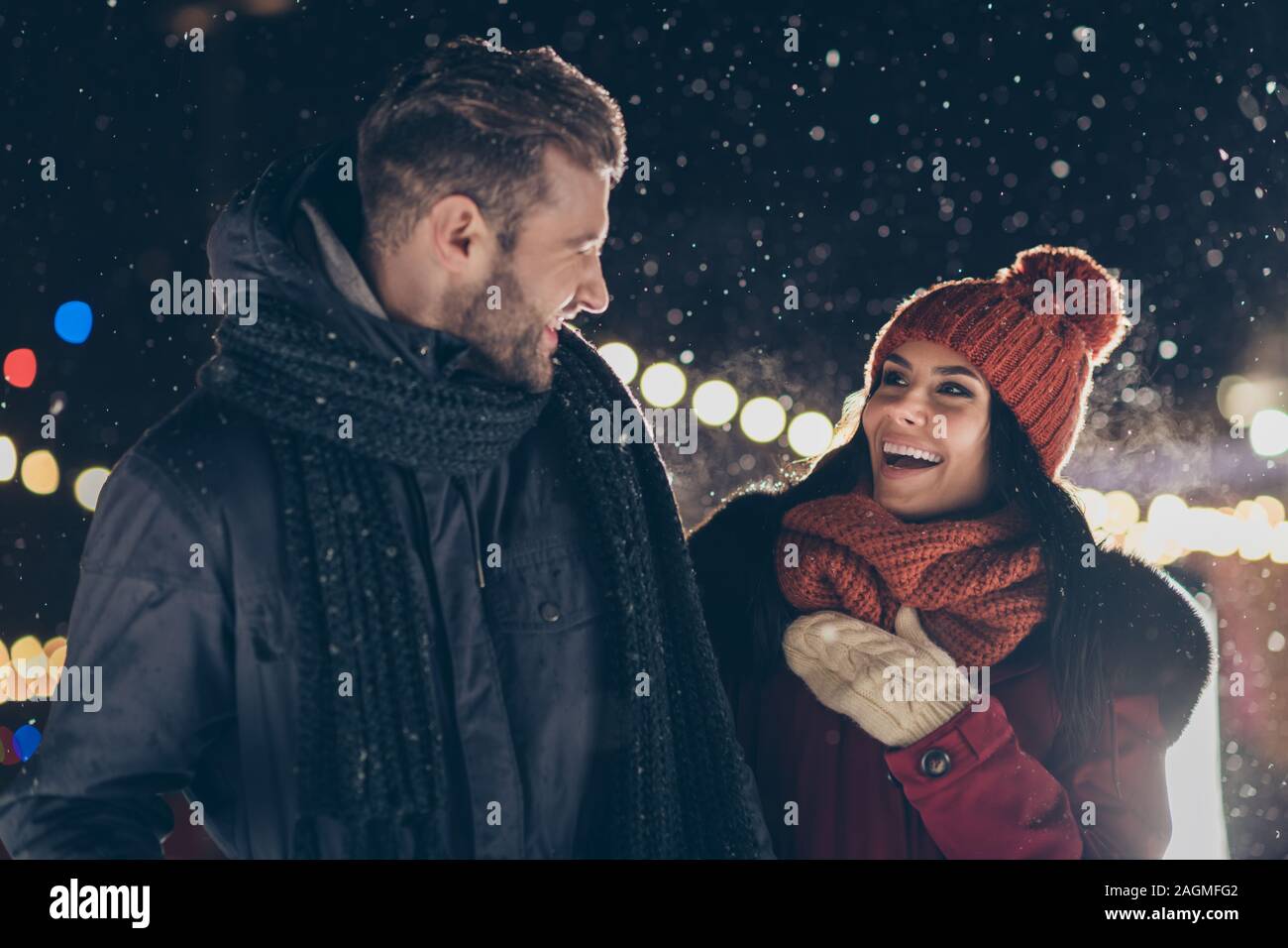 Foto di due persone trascorrono X-mas sera vicino newyear tree godetevi il pupazzo di neve meteo e romanticismo in chat indossare caldo cappotti invernali all'aperto Foto Stock