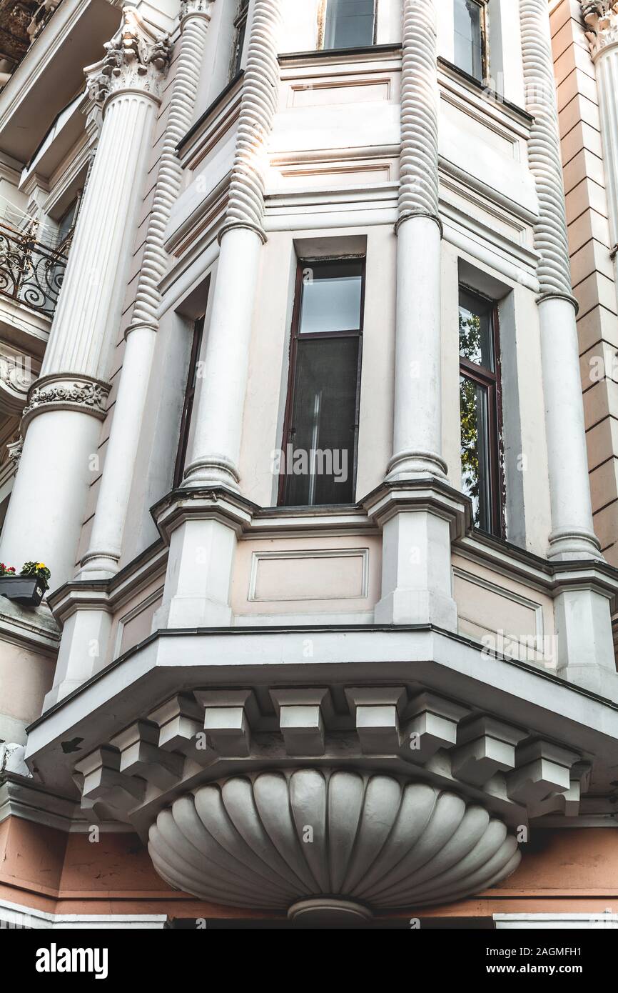 Odessa di architettura del XIX secolo. Facciata di un neo-edificio barocco con colonne e statue Foto Stock