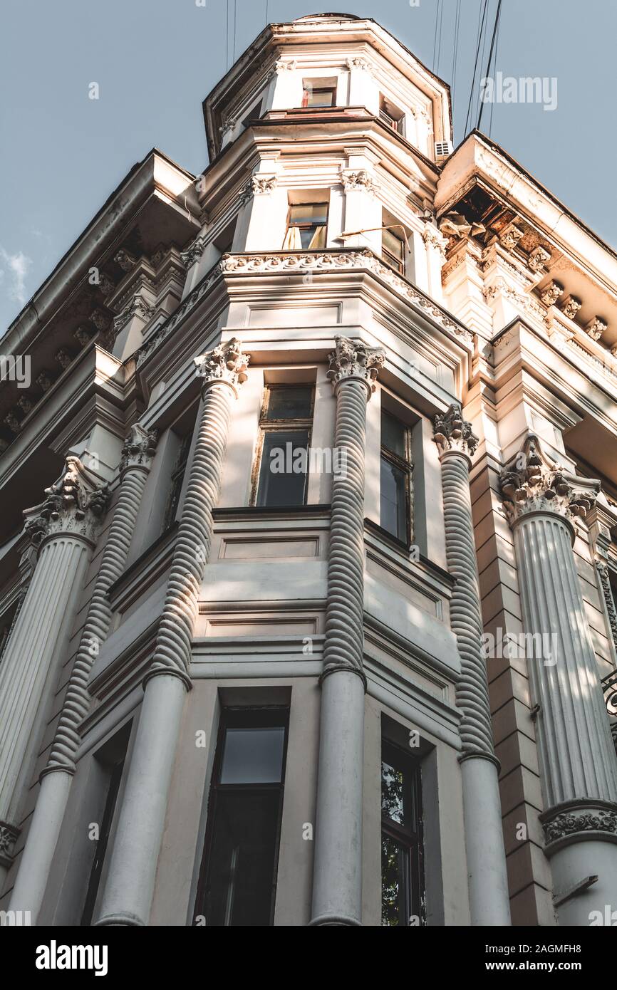 Odessa di architettura del XIX secolo. Facciata di un neo-edificio barocco con colonne e statue Foto Stock