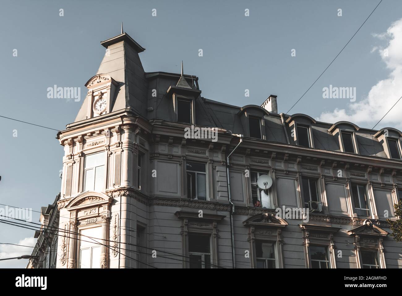 Odessa, Ucraina - Agosto 23, 2019: Architettura Odessa del XIX secolo. Facciata di un neo-edificio barocco con colonne e statue Foto Stock