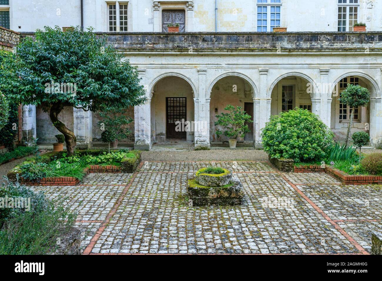 Francia, Sarthe, Loir Valley, Ponce sur le Loir, Chateau de Ponce gardens, patio e Italiano Galleria // Francia, Sarthe (72), la Vallée du Loir, Poncé-sur- Foto Stock