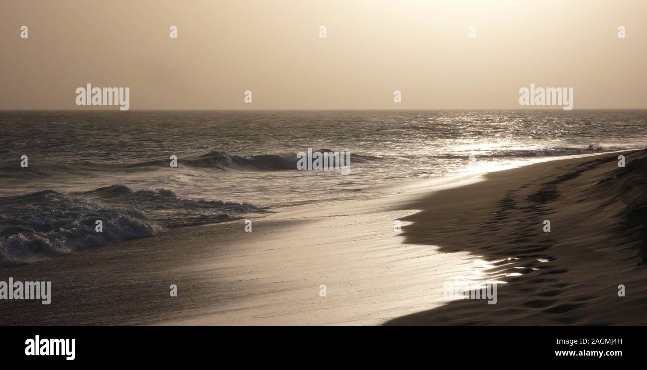 Una vista di una appartata spiaggia tropicale in Capo Verde al tramonto Foto Stock