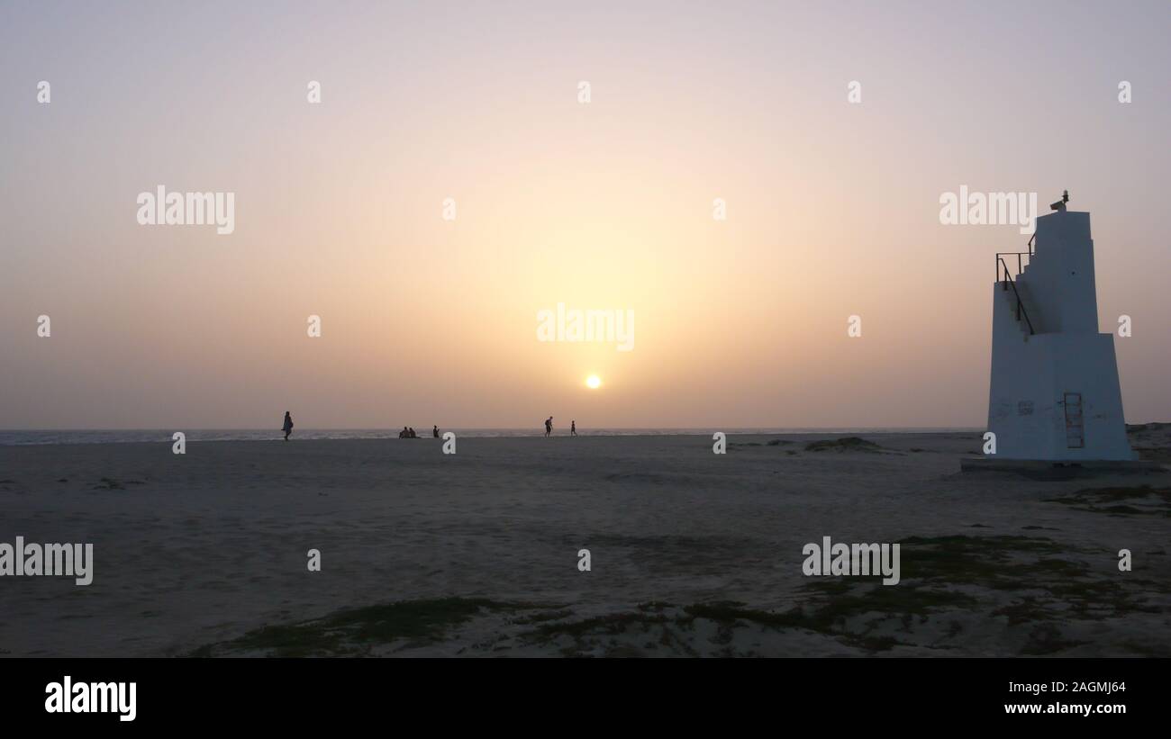 Punto panoramico torre sulla spiaggia al tramonto sull isola di Sal a Capo Verde Foto Stock