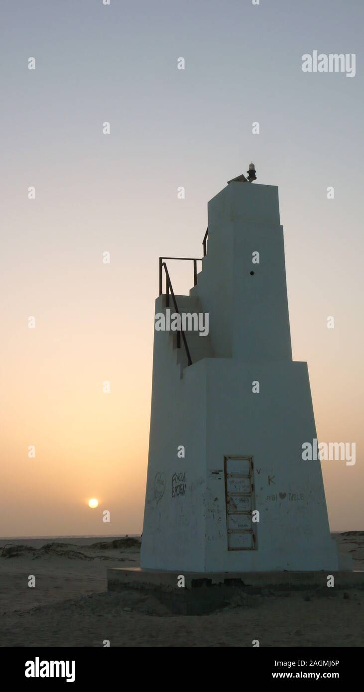 Punto panoramico torre sulla spiaggia al tramonto sull isola di Sal a Capo Verde Foto Stock