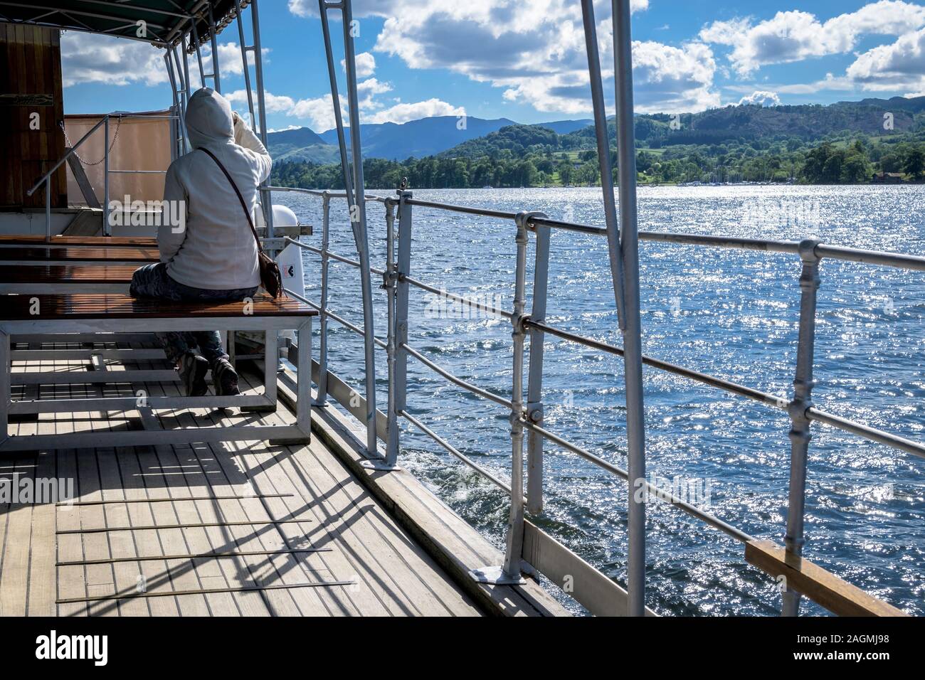 Sede turistica e guarda accanto al lago presso Ullswater, Lake District, Regno Unito Foto Stock